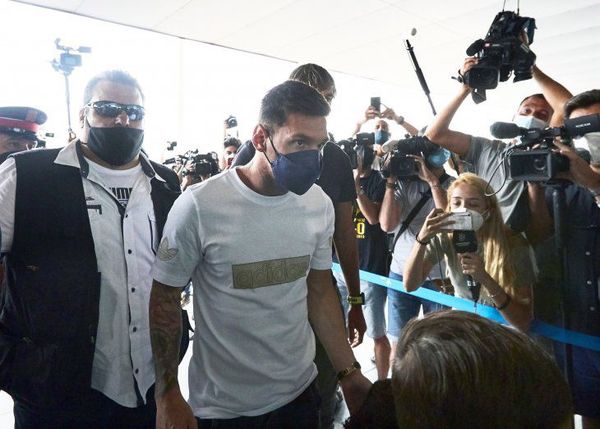 Messi aterriza en París para firmar por el PSG