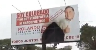 La Nación / Queman cartel electoral de candidato colorado en CDE