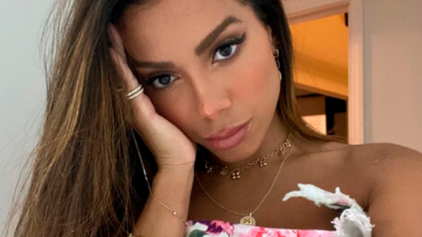 Anitta, reina del pop, acusa a Bolsonaro de arrojar imagen de Brasil a la cloaca