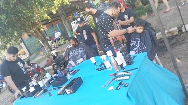 Crónica / Peluquean “almas” y regalan gran felicidad