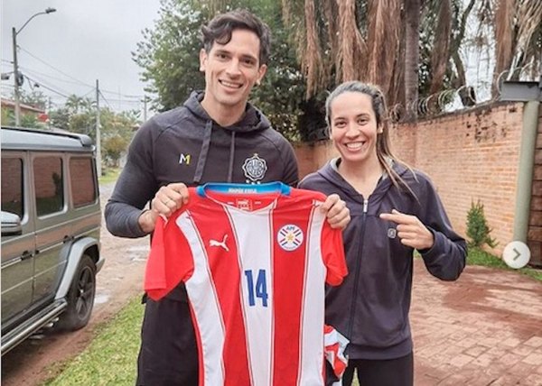Crónica / CUÁNDO NO, ROQUE. El ídolo franjeado colaboró con las chicas de nuestra selección