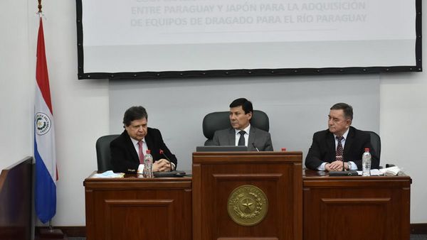 Canciller explica cambios en acuerdo para traer una draga