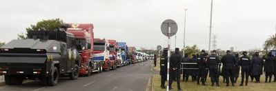 Camioneros seguirán el paro hasta que costo se fije por ley - Nacionales - ABC Color