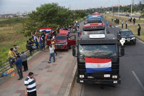 Camioneros no desactivan movilizaciones en busca de ley de fletes