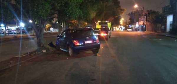 Policía choca contra árbol