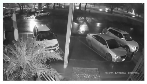 Hurtan vehículo estacionado frente a sanatorio