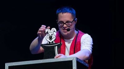 Alejandro Cuervo, el ilusionista argentino con síndrome de Down que usa la magia para enseñar sobre inclusión