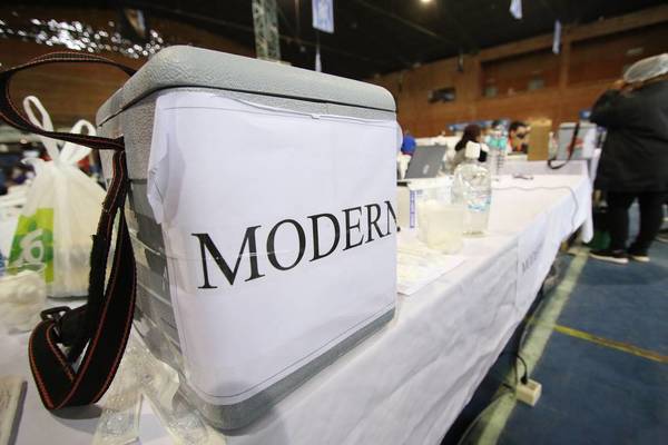 Entre el jueves y el viernes llegarán más vacunas de Moderna para segunda dosis - ADN Digital