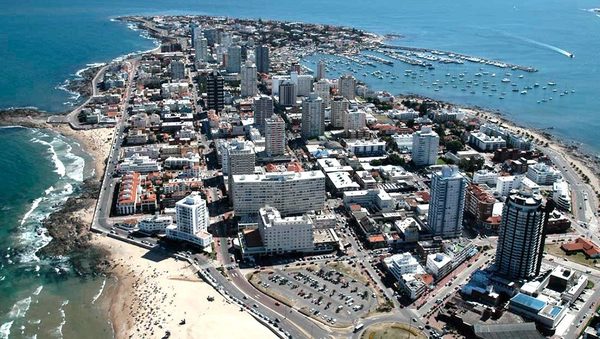 En noviembre podrán entrar a Uruguay quienes tengan dos dosis y PCR negativo