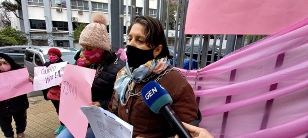 Diario HOY | Pacientes con cáncer se encadenan frente a Salud: “Estamos condenadas a muerte”