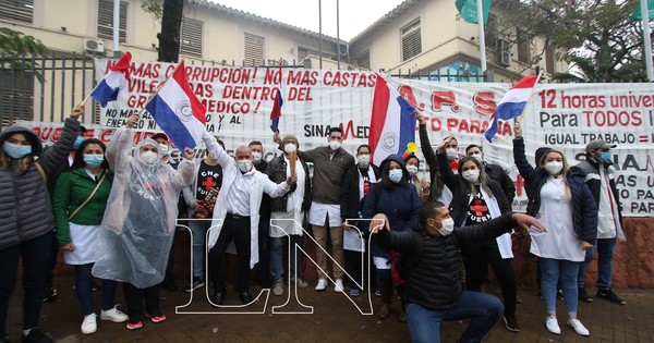 La Nación / Médicos seguirán movilizados por sus reivindicaciones: exigen igualdad salarial