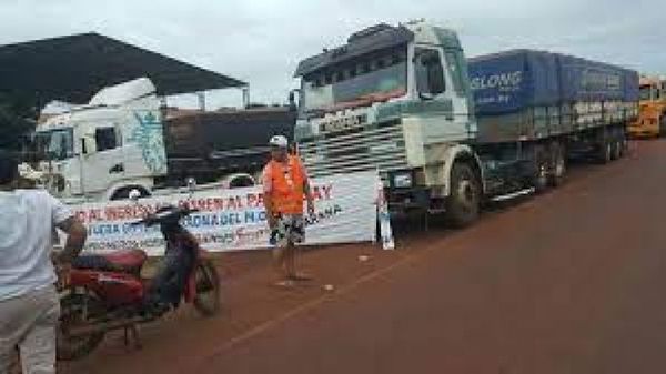 Camioneros no permiten el paso de camiones no adheridos al paro: denuncian complicidad policial