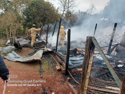 Fuga de gas causa incendio de una casa en Pdte. Franco