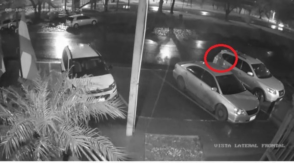 Solitario delincuente hurta automóvil del estacionamiento de un sanatorio - La Clave