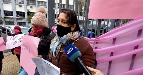 La Nación / Pacientes con cáncer exigen medicamentos frente a Salud Pública