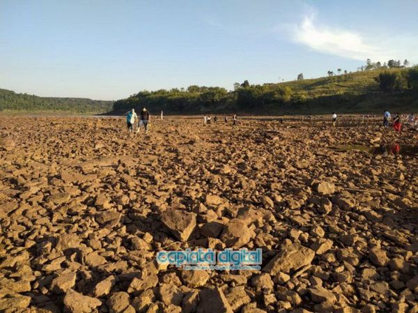 Asombroso, triste y preocupante: cruzan a pie el río Paraná entre Paraguay y Argentina en el nordeste de Itapúa