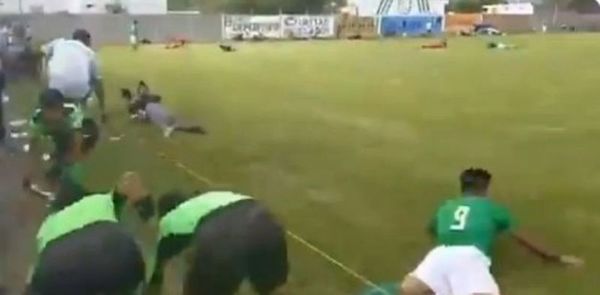 Terror en el fútbol: asesinan a tres personas en pleno partido
