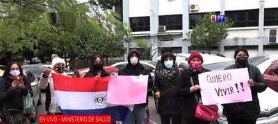 Pacientes ontológicos claman por medicamentos: “Si me muero, acá me van a velar, frente al MSP” | Noticias Paraguay