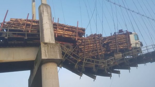 En Chile, un camión quedó atrapado tras el colapso de un puente que era solo para autos - Megacadena — Últimas Noticias de Paraguay