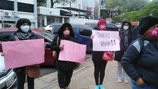 Pacientes oncológicos reclaman medicamentos: "No estamos para promesas"