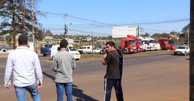 La Nación / Camionero denuncia que hace varios días está retenido por sus colegas