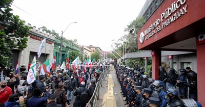 La Nación / Marcha campesina se trasladó frente a la Fiscalía