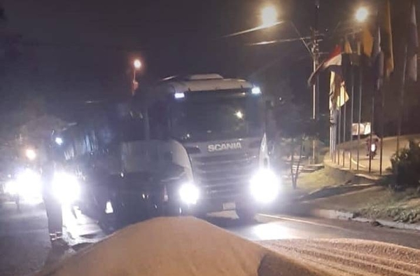 Diario HOY | Transportistas violentaron camión que llevaba 25 toneladas de maíz