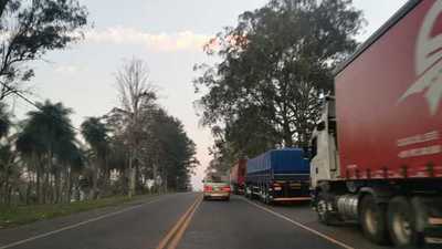 “Estamos prácticamente secuestrados”: camionero denuncia que está retenido desde el lunes | Ñanduti