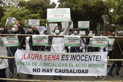 Caso Renato: se manifiestan a favor de doctora en Palacio de Justicia - Nacionales - ABC Color