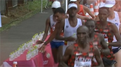 Maratonista criticado da su versión sobre las botellas de agua
