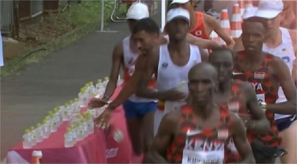 Maratonista criticado da su versión sobre las botellas de agua