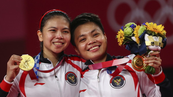 ¡De por vida! Atletas de indonesias tras ganar oro en Tokio 2020 reciben casa, vacas y comida gratis