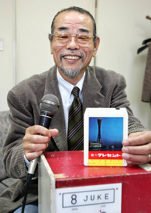El hombre que inventó el karaoke, la innovación japonesa que se convirtió en una sensación mundial