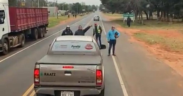 La Nación / Piqueteros dicen no obstruir el paso, pero video revela lo contrario