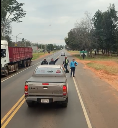 Diario HOY | VIDEO | Camioneros siguen impidiendo el paso, sin reacción de las autoridades