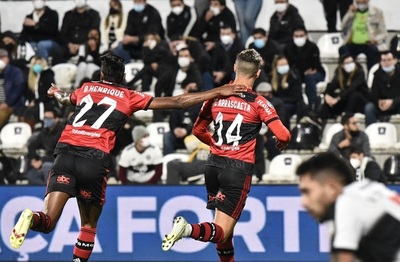 Olimpia cae ante Flamengo en partido con polémico arbitraje