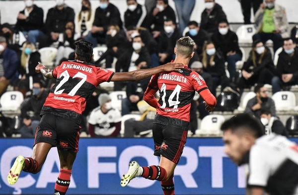Olimpia cae ante Flamengo en partido con polémico arbitraje