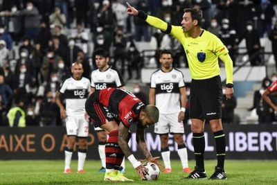 Olimpia sufre el mal arbitraje y se aferra a un milagro