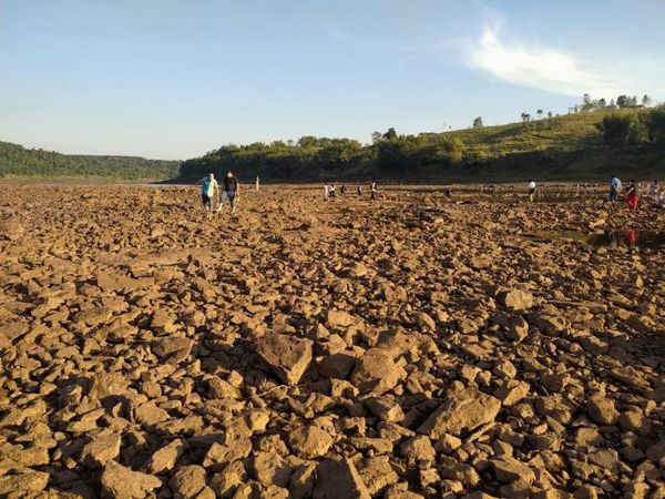 En Itapúa ya cruzan a píe el río Paraná