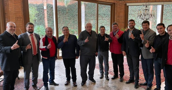 La Nación / Dirigentes de Itapúa se reunieron con Horacio Cartes y autoridades de la ANR