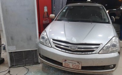 Perdió el control de su vehículo terminó dentro de un minimarket