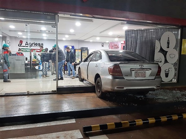 Quiso ESTACIONAR, pero ingreso a la TIENDA con su vehículo