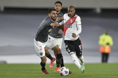 Con un sólido Junior Alonso, Atlético Mineiro sorprende a River como visitante