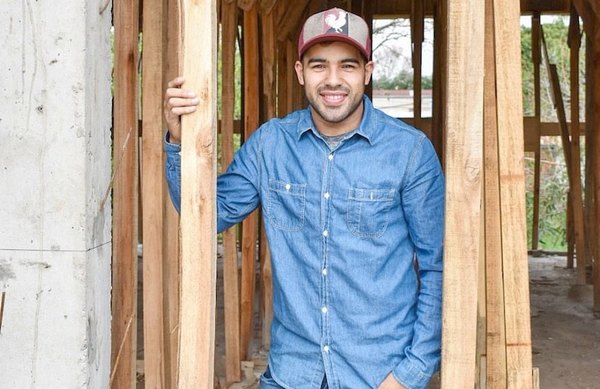 Crónica / EL INGENIERO PELUQUERO. “El don lo heredé de mi papá”