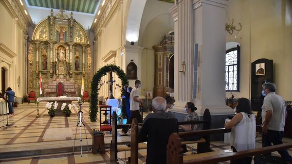 Arzobispo dice a no vacunados que igual tienen lugar en culto