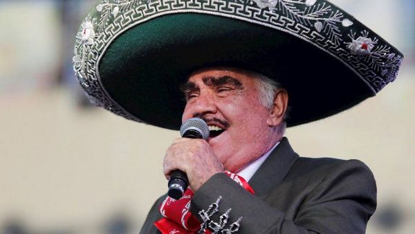 Vicente Fernández sigue hospitalizado