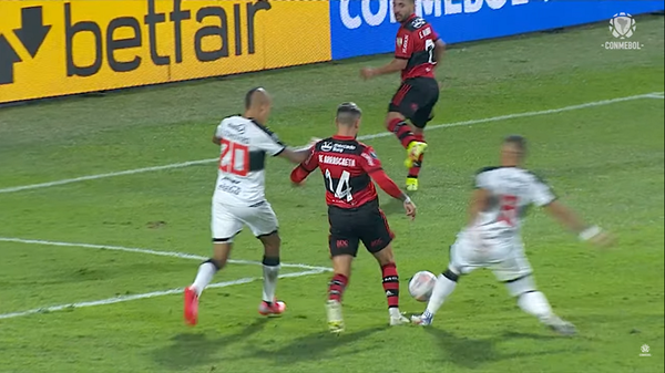 El análisis del VAR en las jugadas polémicas del Olimpia-Flamengo