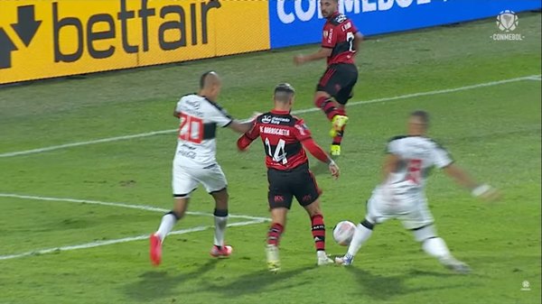 Del 'nada, nada' al 'penal sin tarjeta' de Rapallini en cuestión de segundos