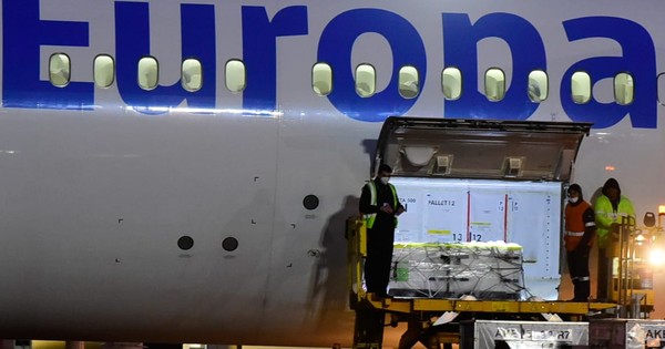 La Nación / Llegó a Paraguay nuevo lote de 99.600 dosis de la vacuna Moderna