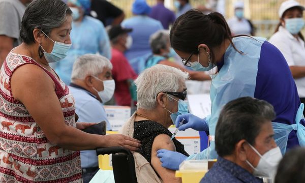 Chile aplicará terceras dosis de vacunas a mayores de 55 años